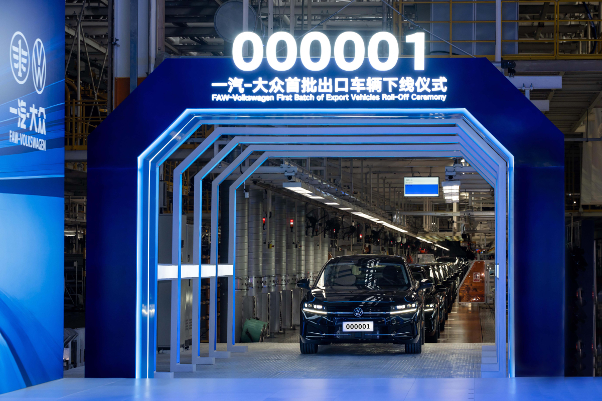 Primer lote de automóviles de exportación producidos por FAW-Volkswagen Primer lote de automóviles de exportación producidos por FAW-Volkswagen