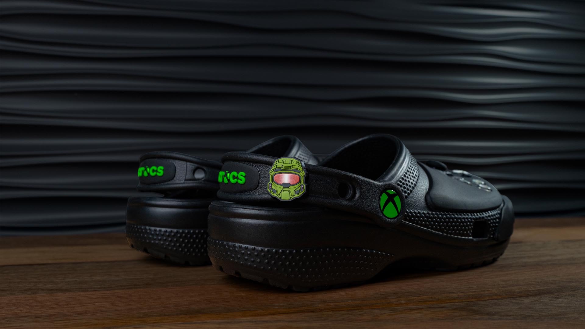 Detalles de diseño de los zapatos Xbox y Crocs