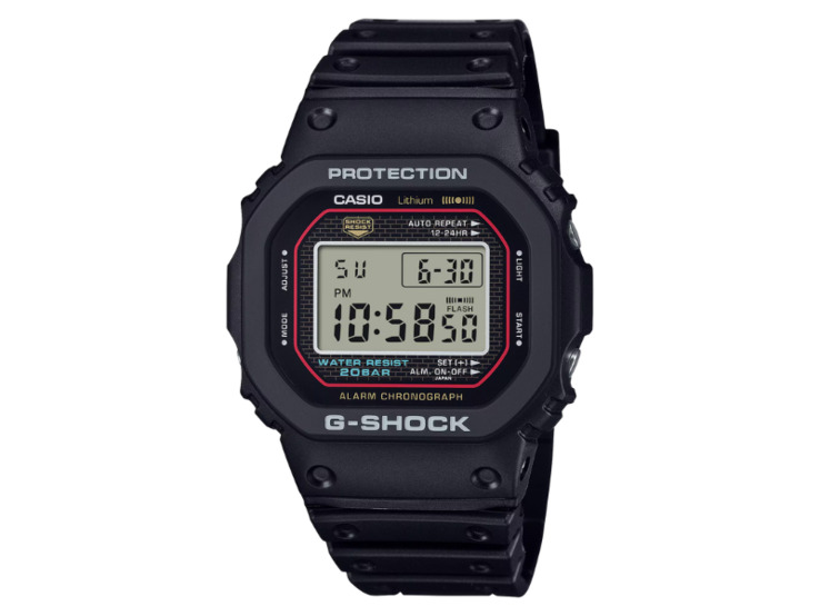 Reloj G-Shock DW5000R frente al paisaje urbano Reloj G-Shock DW5000R frente al paisaje urbano