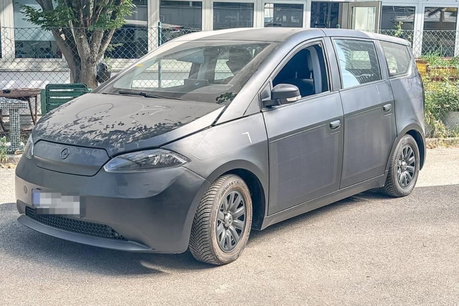 El coche eléctrico Sono en acción