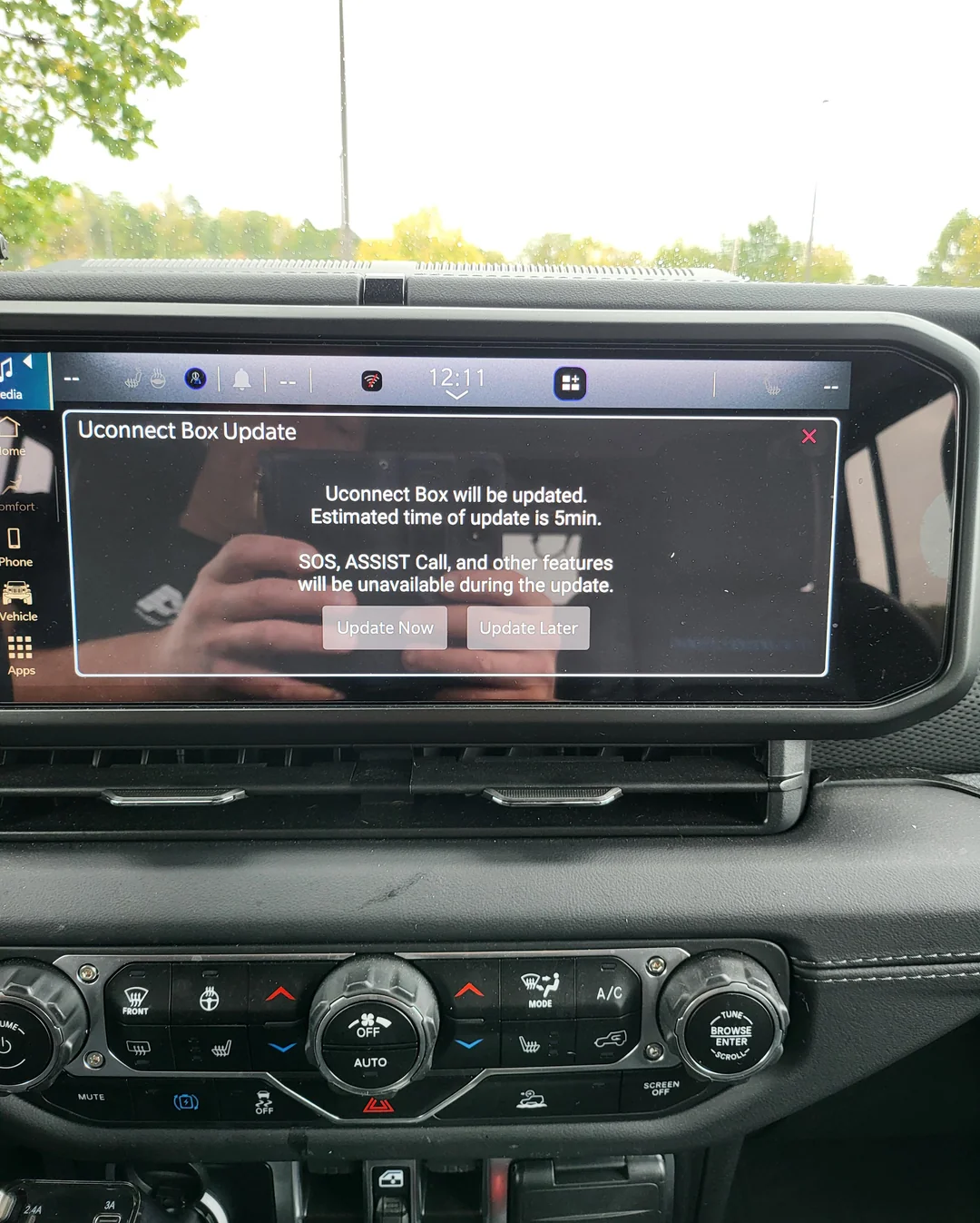 Notificación de la disponibilidad de actualización del software Uconnect. Ilustración: Raider222x / r/Jeep4xE