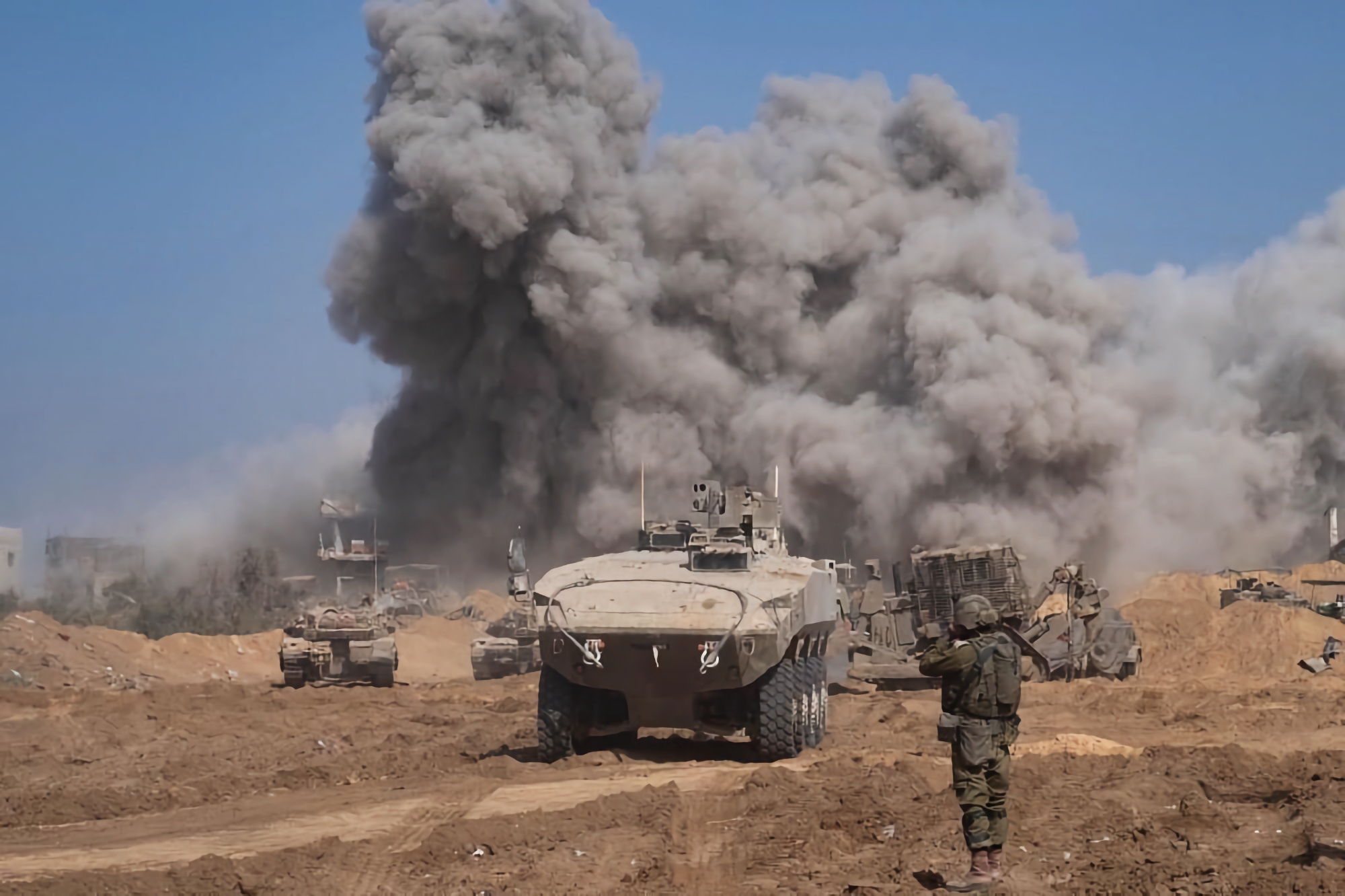 El ejército israelí utiliza nuevos APC Eitan contra terroristas de Hamás en la Franja de Gaza El ejército israelí utiliza nuevos APC Eitan contra terroristas de Hamás en la Franja de Gaza
