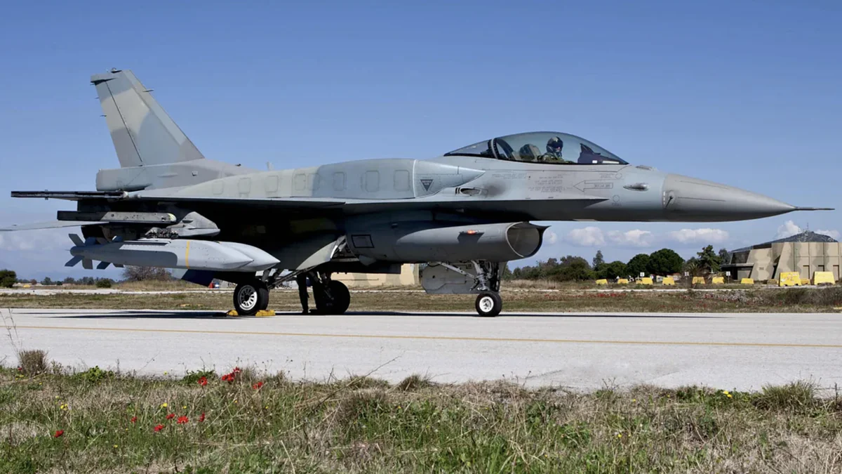 Caza griego F-16 con bombas AGM-154 JSOW