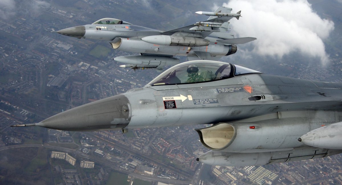 Avión de combate F-16 contra el cielo