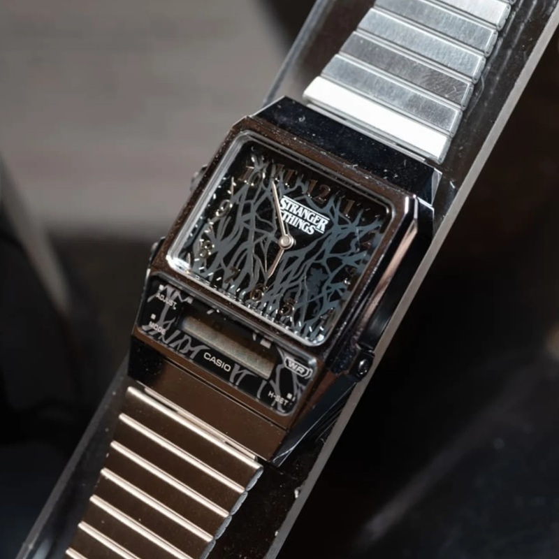 Relojes Casio AQ-800 con elementos de diseño de la serie Stranger Things