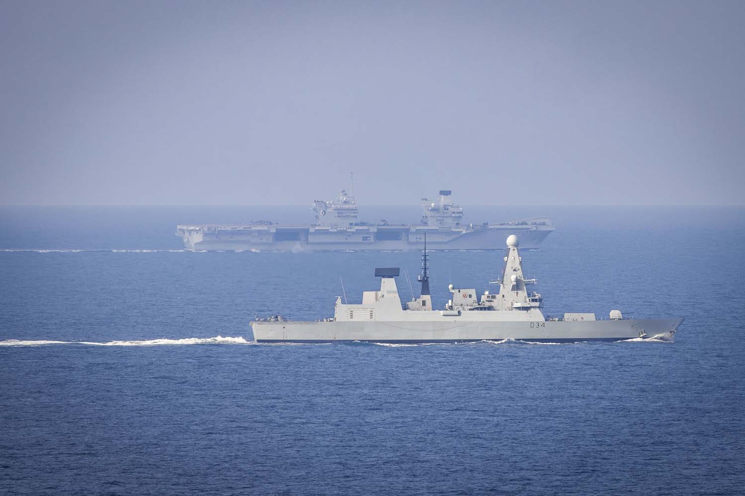 El portaaviones insignia HMS Queen Elizabeth, que transporta cazas de quinta generación F-35 Lightning II, llevó a cabo con éxito una serie de misiones de ataque simuladas frente a las costas de Noruega.