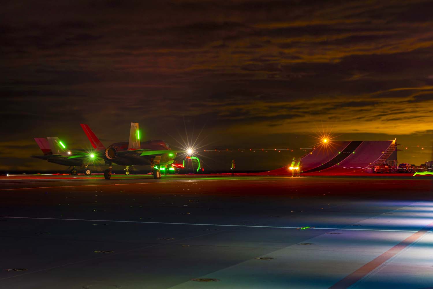 El portaaviones insignia HMS Queen Elizabeth, que transporta cazas de quinta generación F-35 Lightning II, llevó a cabo con éxito una serie de misiones de ataque simuladas frente a las costas de Noruega.-2