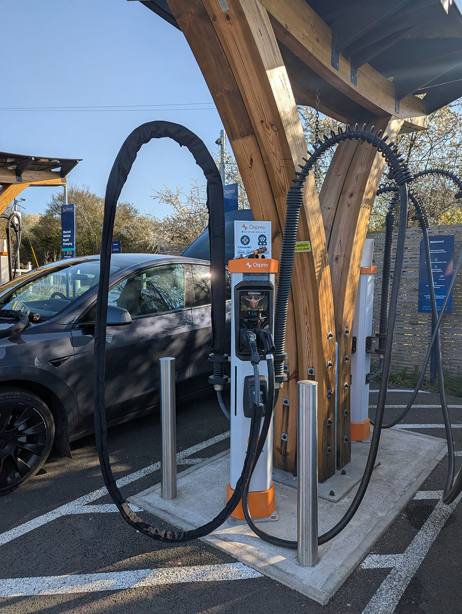 Estación de carga satelital de Kempower con protección de cable CableGuard