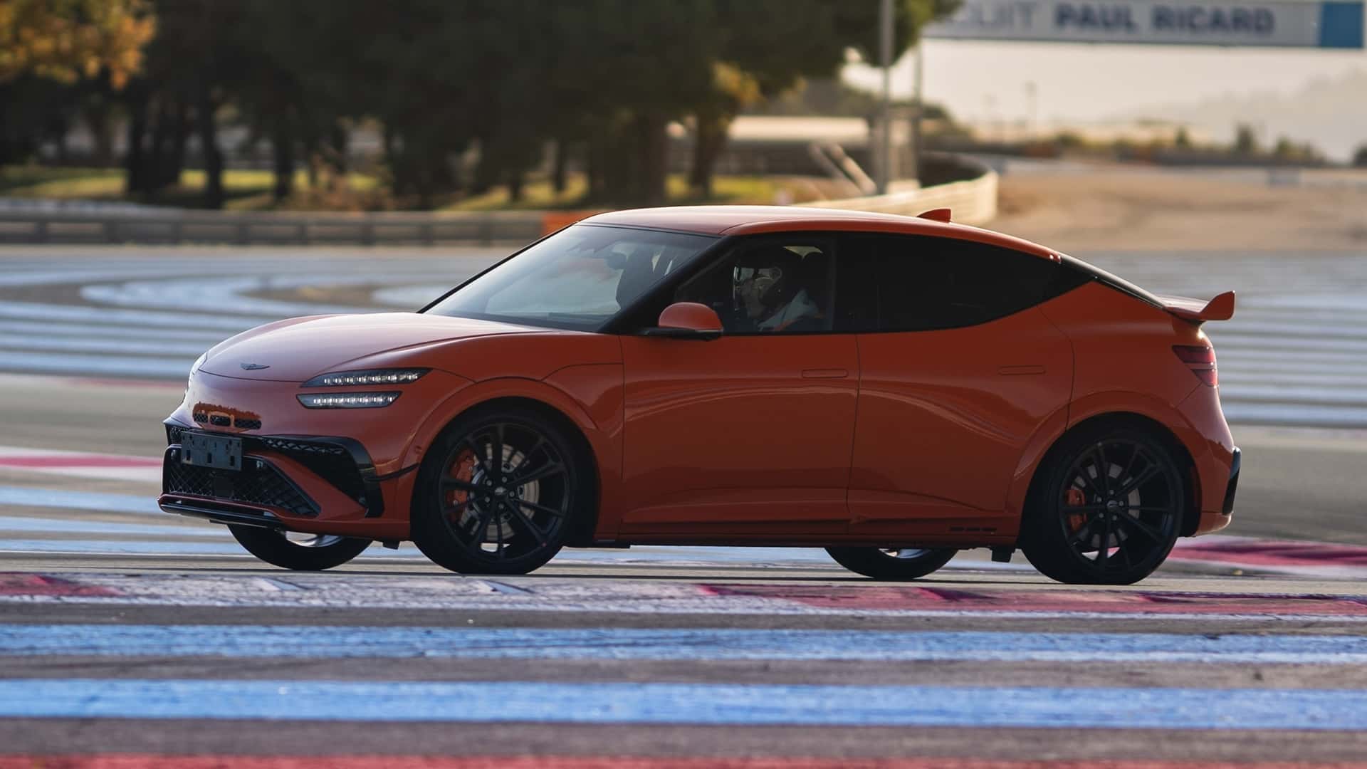 Genesis GV60 Magma 2026 en la pista