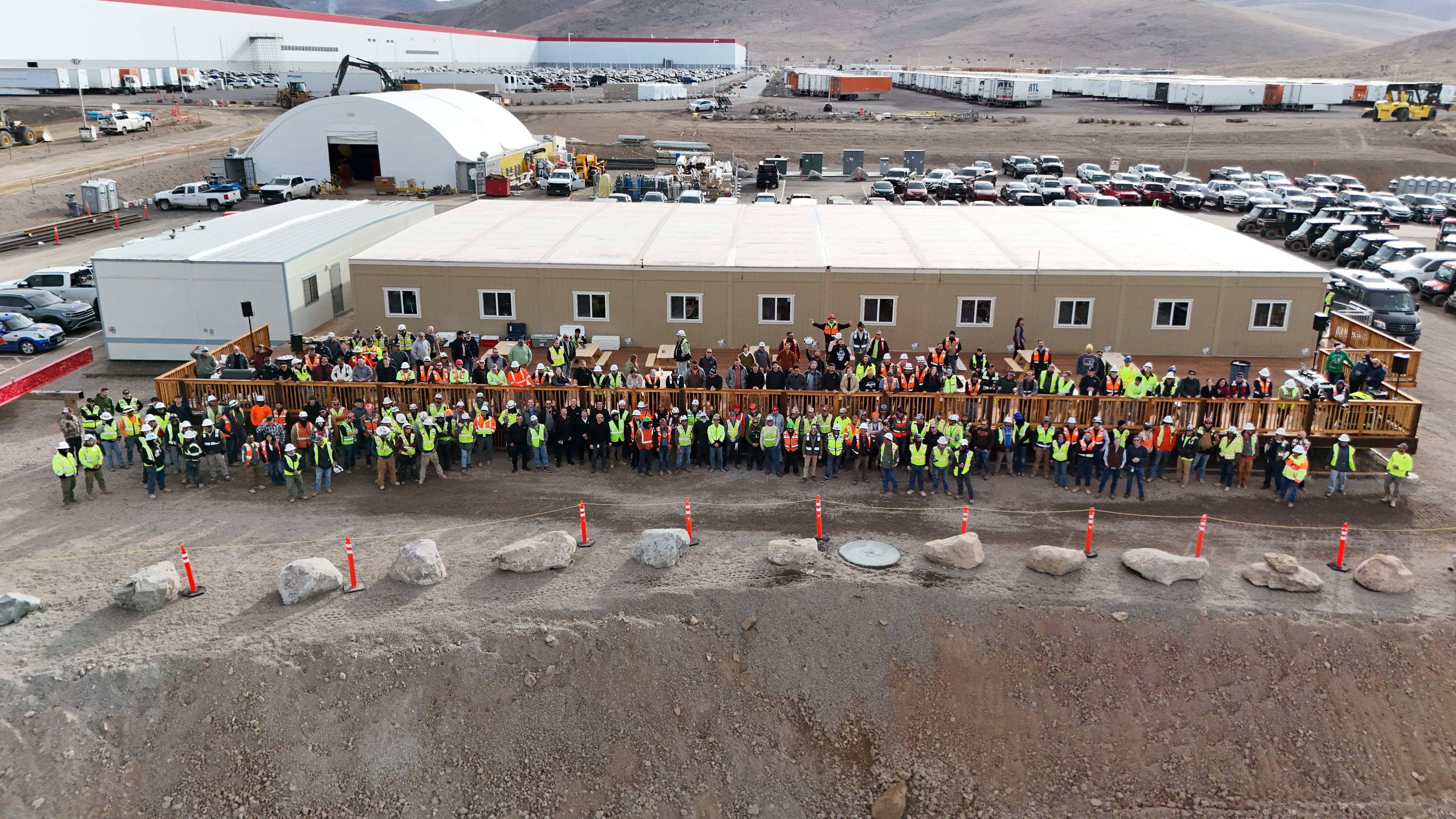 Estructura principal de acero de la planta de Tesla Semi en Nevada Estructura principal de acero de la planta de Tesla Semi en Nevada
