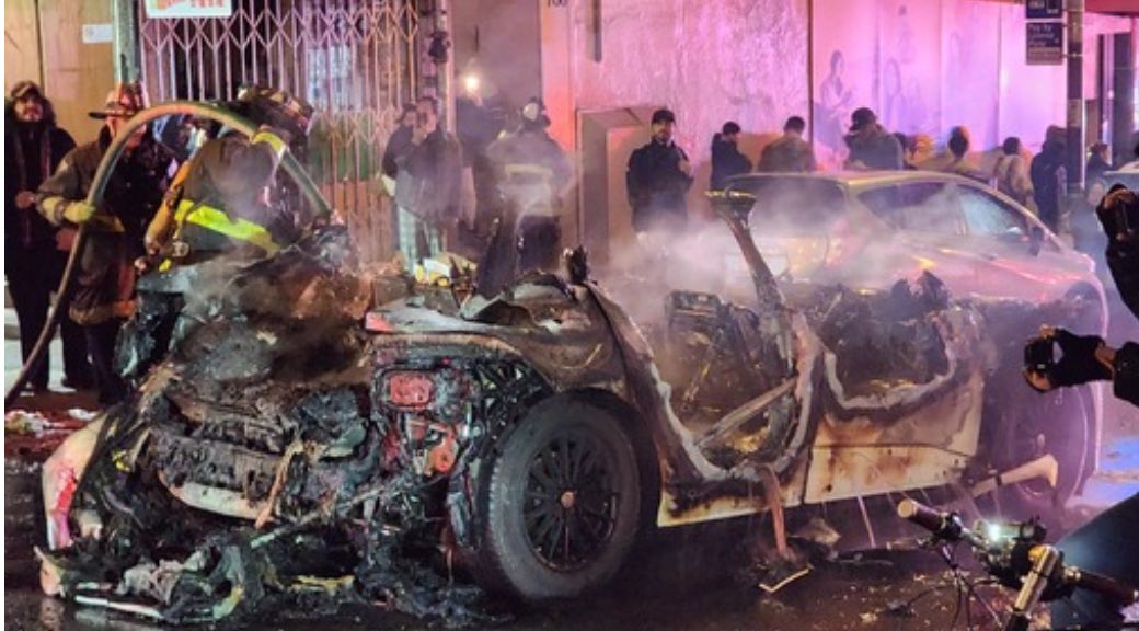Atacan e incendian un robotaxi de Waymo en San Francisco Atacan e incendian un robotaxi de Waymo en San Francisco