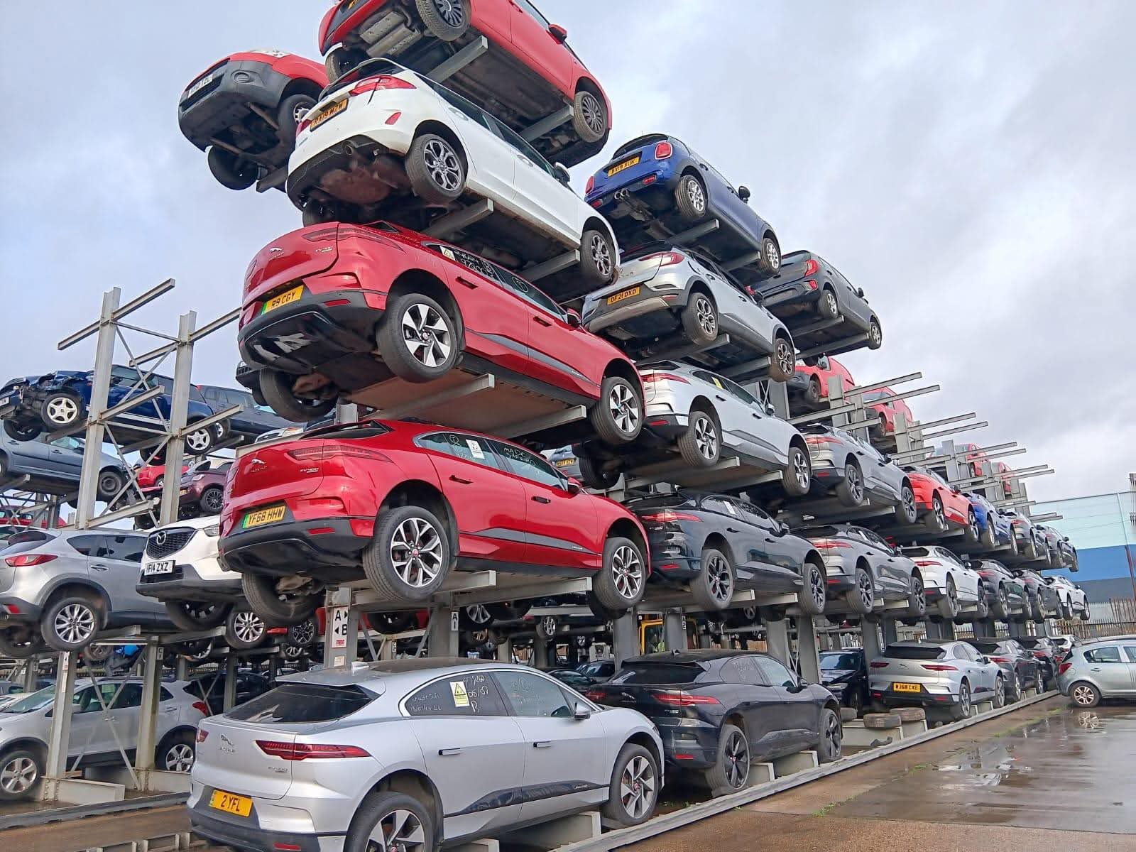 Unos cuantos Jaguar I-Pace en el desguace. Unos cuantos Jaguar I-Pace en el desguace.