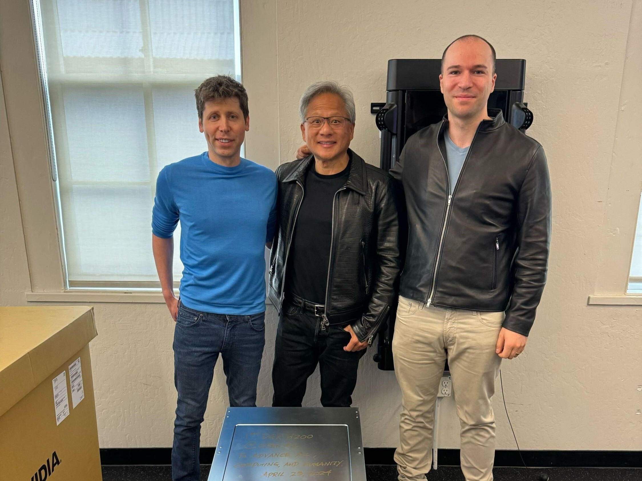 El CEO de NVIDIA entrega personalmente los primeros aceleradores de IA DGX H200 en la oficina de OpenAI El CEO de NVIDIA entrega personalmente los primeros aceleradores de IA DGX H200 en la oficina de OpenAI