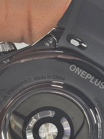 En la parte trasera del reloj puede leerse "Meda in China" en lugar de "Made in China".