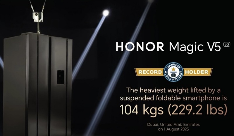 Smartphone HONOR Magic V5 con pesos suspendidos