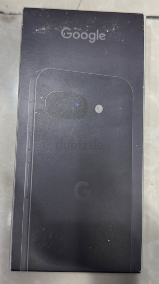Google Pixel 9a por detrás