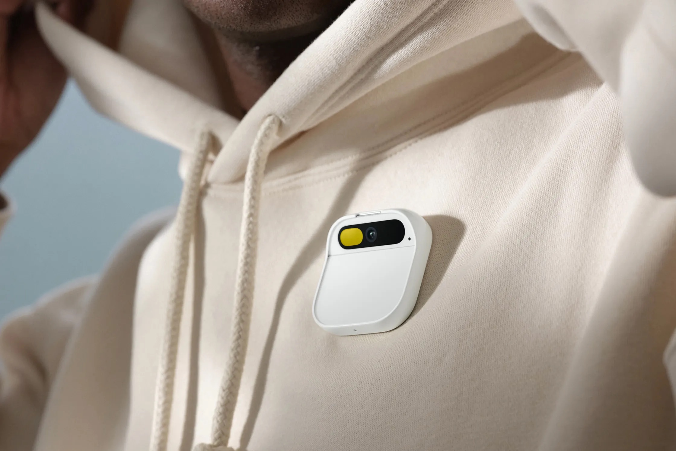 Humane ha presentado oficialmente AI Pin, un dispositivo wearable con proyector láser y soporte para modelos OpenAI por 699 dólares Humane ha presentado oficialmente AI Pin, un dispositivo wearable con proyector láser y soporte para modelos OpenAI por 699 dólares