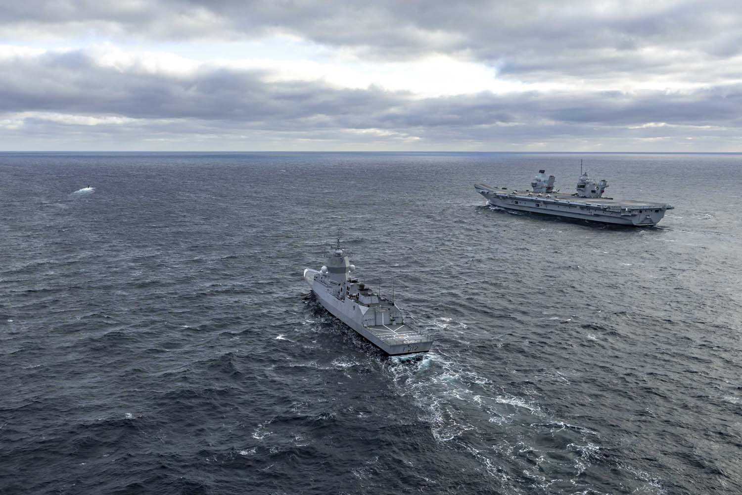 El portaaviones británico HMS Queen Elizabeth, que transporta cazas de quinta generación F-35B Lightning II, se ha transferido al mando de la OTAN por primera vez en la historia-16