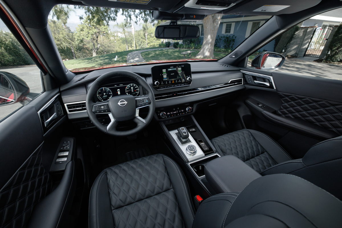 Vista del interior del Nissan Rogue PHEV 2026