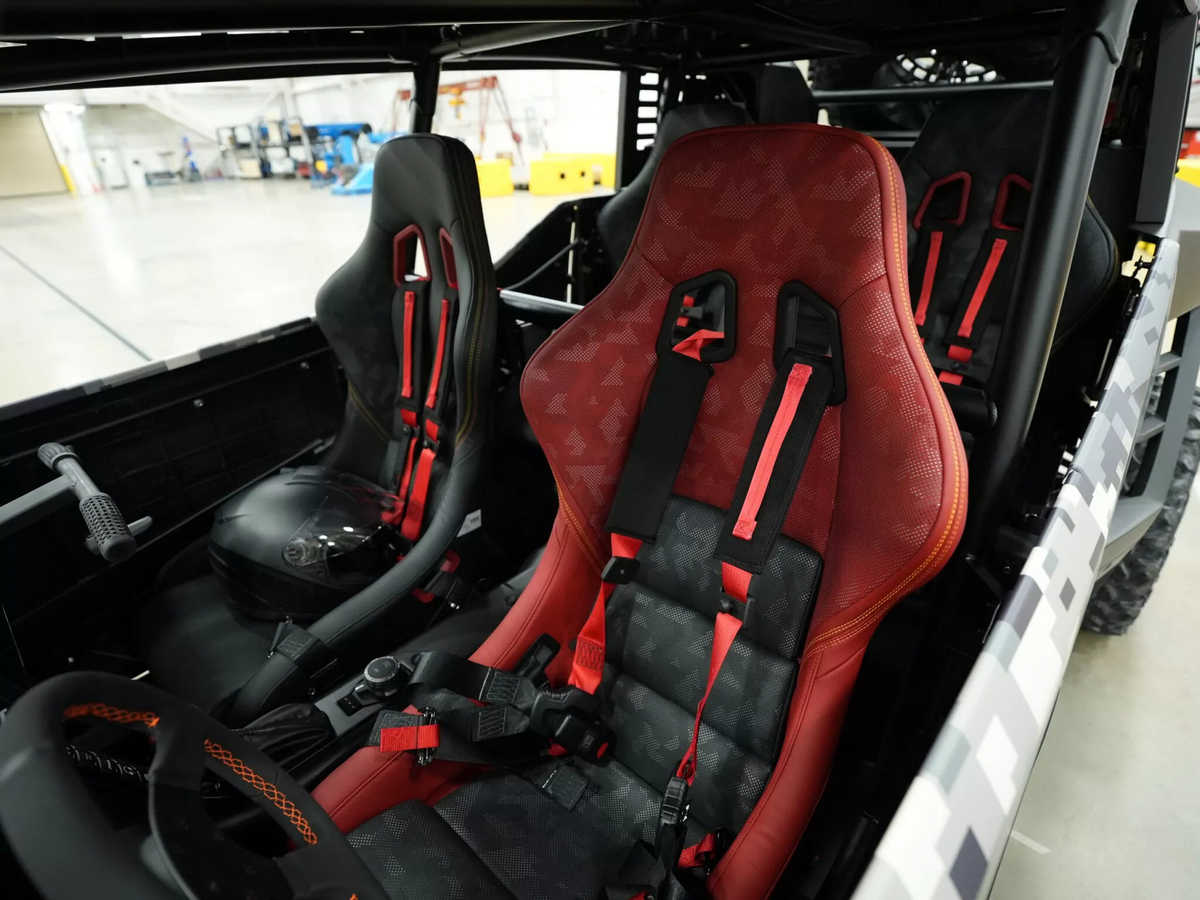 Neumáticos con barro y jaula de seguridad FIA en Scion 01