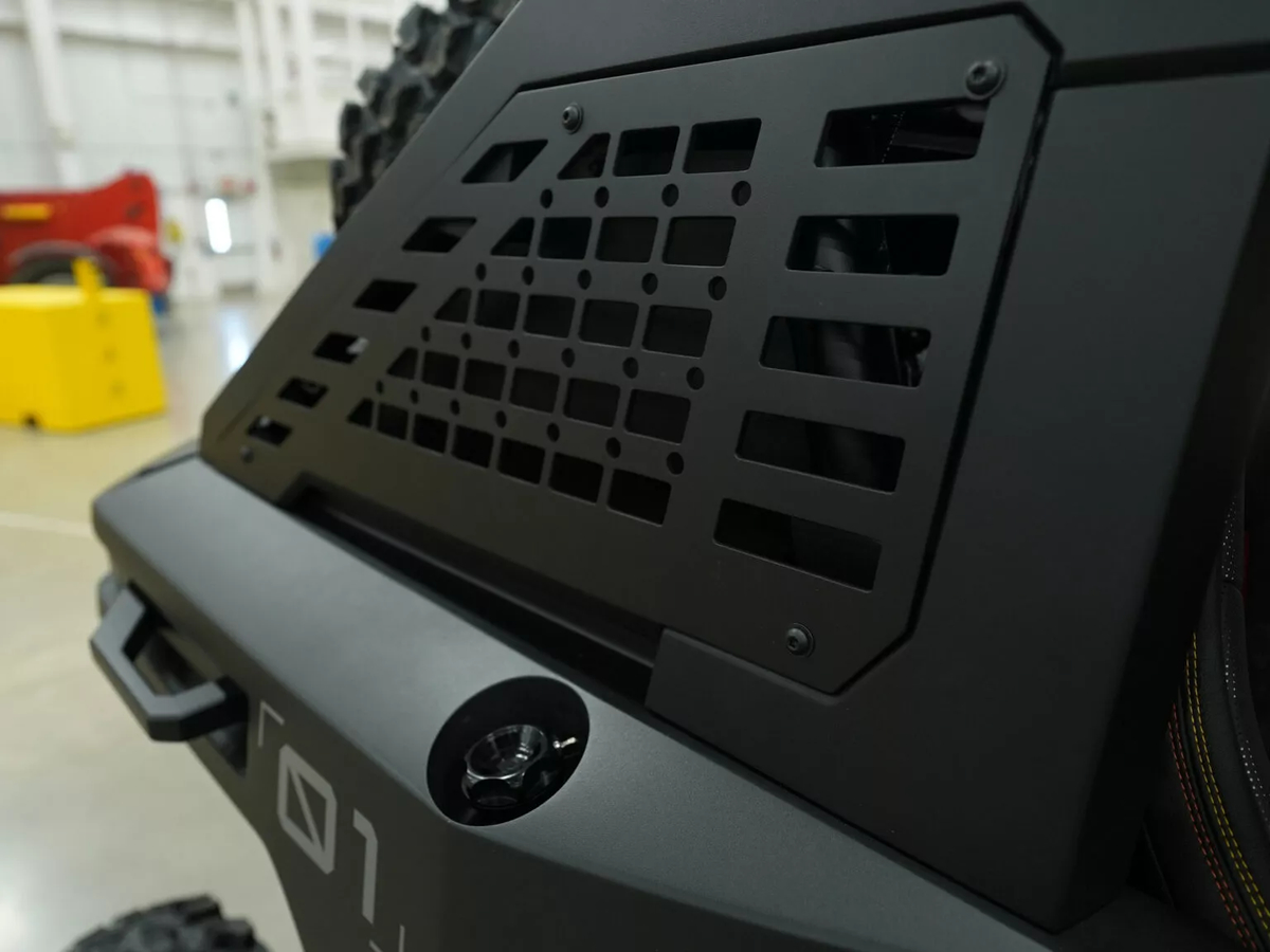 Cabina interior con cuatro asientos de Scion 01