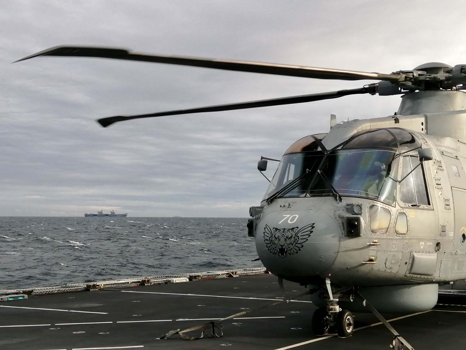 El portaaviones insignia HMS Queen Elizabeth, que transporta cazas de quinta generación F-35 Lightning II, llevó a cabo con éxito una serie de misiones de ataque simuladas frente a las costas de Noruega.-4
