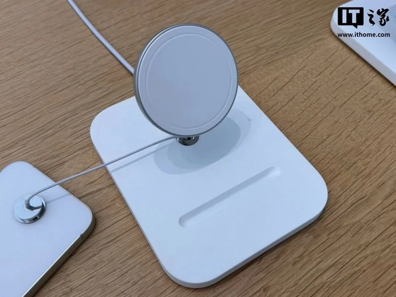 Estaciones de acoplamiento personalizadas para demostrar el iPhone 16e. Ilustración: Apple