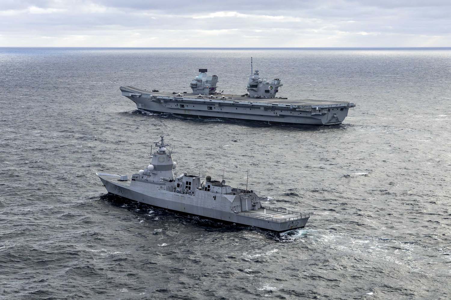 El portaaviones británico HMS Queen Elizabeth, que transporta cazas de quinta generación F-35B Lightning II, se ha transferido al mando de la OTAN por primera vez en la historia-17