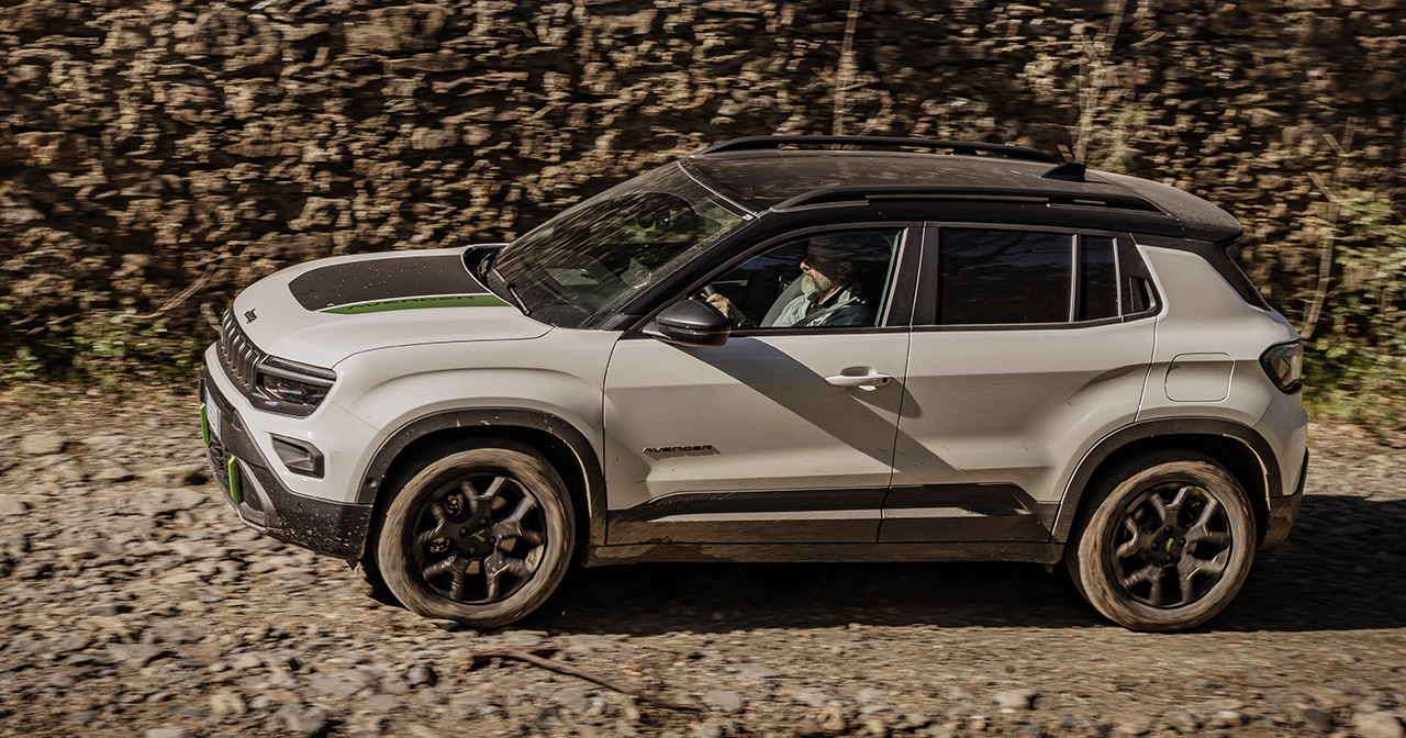 Jeep Avenger 4xe en la nieve.