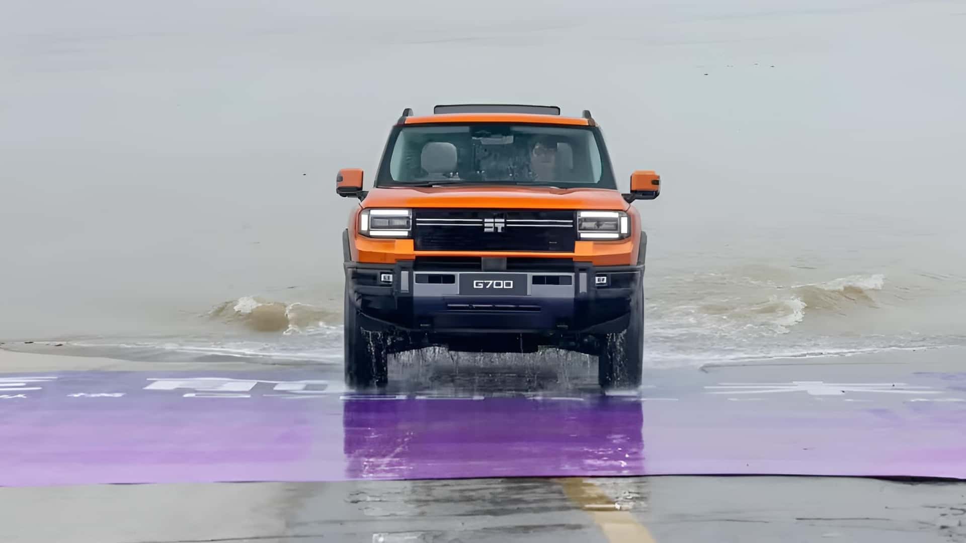 Jetour G700 en movimiento sobre el agua Jetour G700 en movimiento sobre el agua