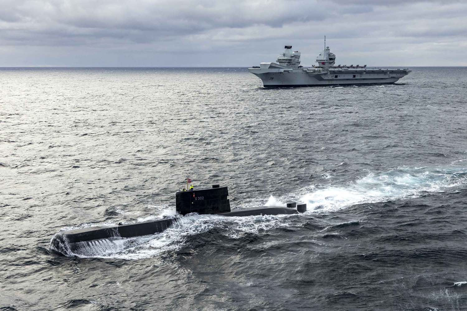 El portaaviones británico HMS Queen Elizabeth, que transporta cazas de quinta generación F-35B Lightning II, se ha transferido al mando de la OTAN por primera vez en la historia-18