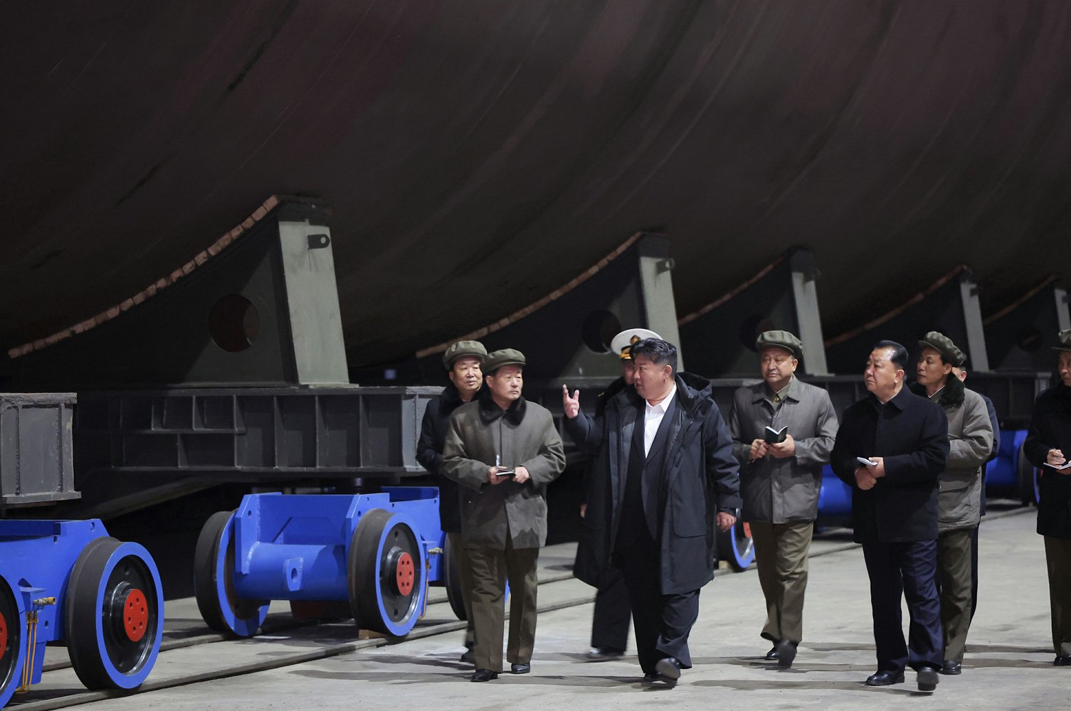 Kim Jong-un durante una inspección en el astillero de Cheongjin