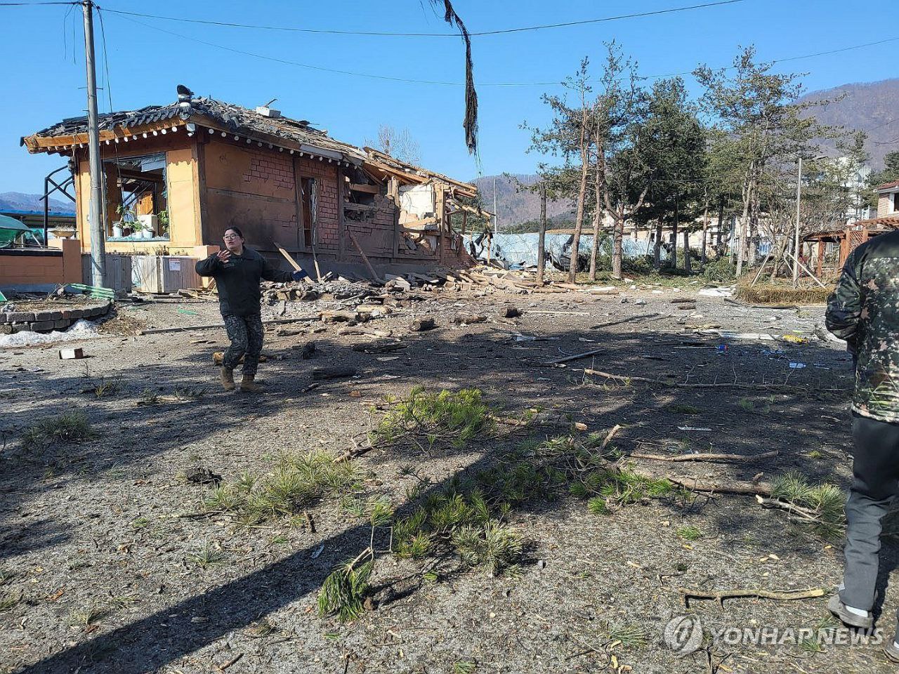 Militares inspeccionan la zona donde se lanzaron las bombas en Pochon Militares inspeccionan la zona donde se lanzaron las bombas en Pochon