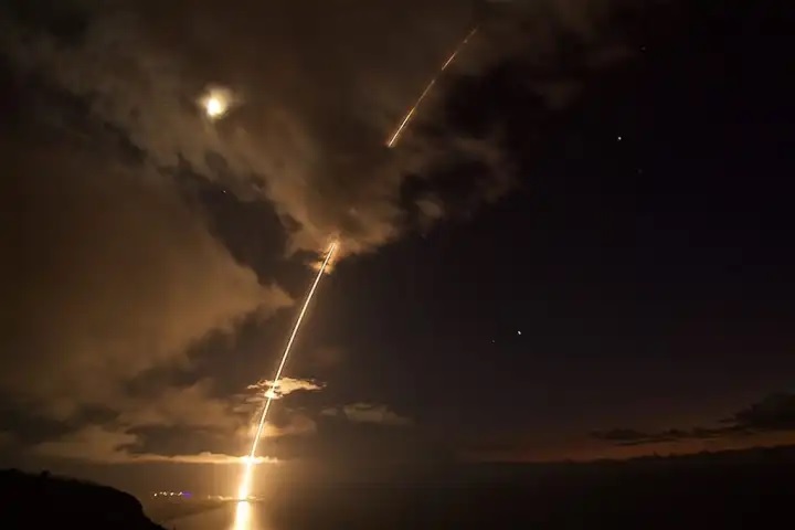 Un misil balístico de alcance intermedio lanzado desde Hawái en 2017. Ilustración: Agencia de Defensa de Misiles