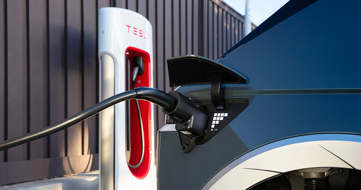 Un coche Hyundai Ioniq 5 Limited 2025 con un conector de carga NACS es fotografiado conectado a una estación Supercharger de Tesla en Boulton, California, el 26 de agosto de 2024. Foto: Hyundai Un coche Hyundai Ioniq 5 Limited 2025 conectado a una estación Supercharger de Tesla en Bewleton.