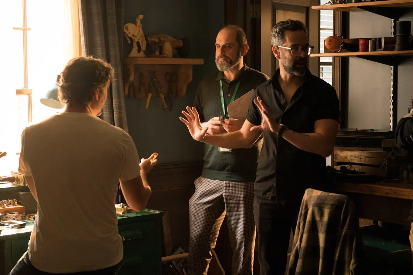 Neil Druckmann, Craig Mazin y Pedro Pascal en el plató