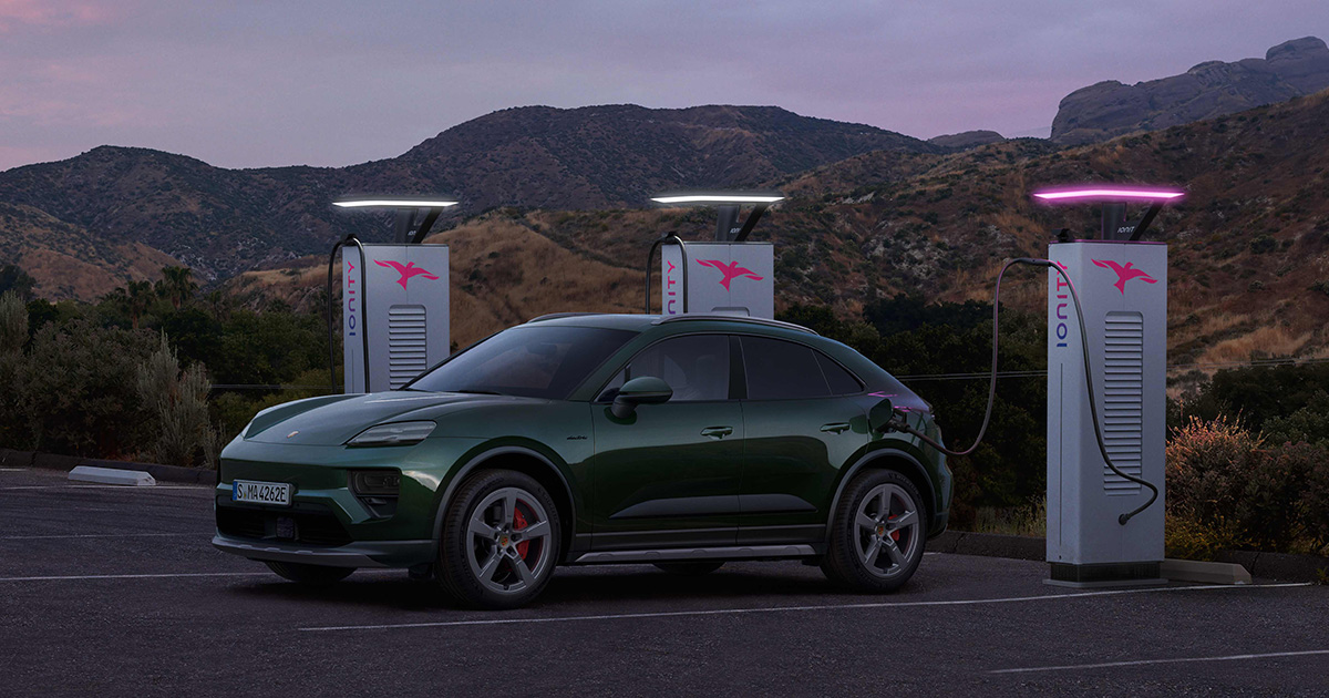 Porsche Macan 4S (2024) en la estación de carga