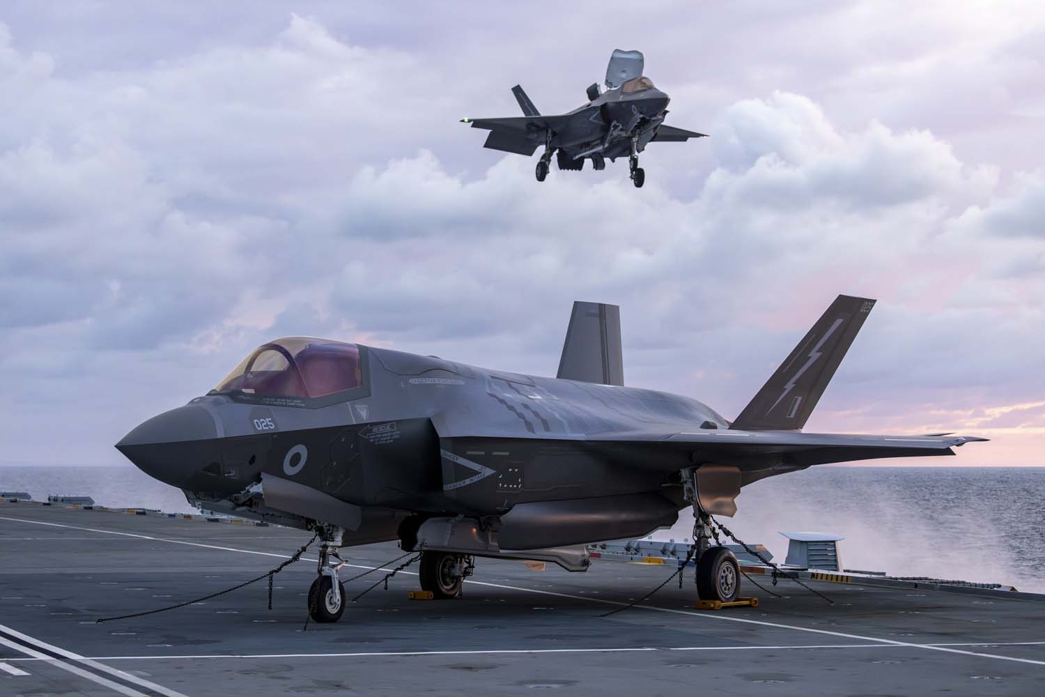 El portaaviones insignia HMS Queen Elizabeth, que transporta cazas de quinta generación F-35 Lightning II, llevó a cabo con éxito una serie de misiones de ataque simuladas frente a las costas de Noruega.-5