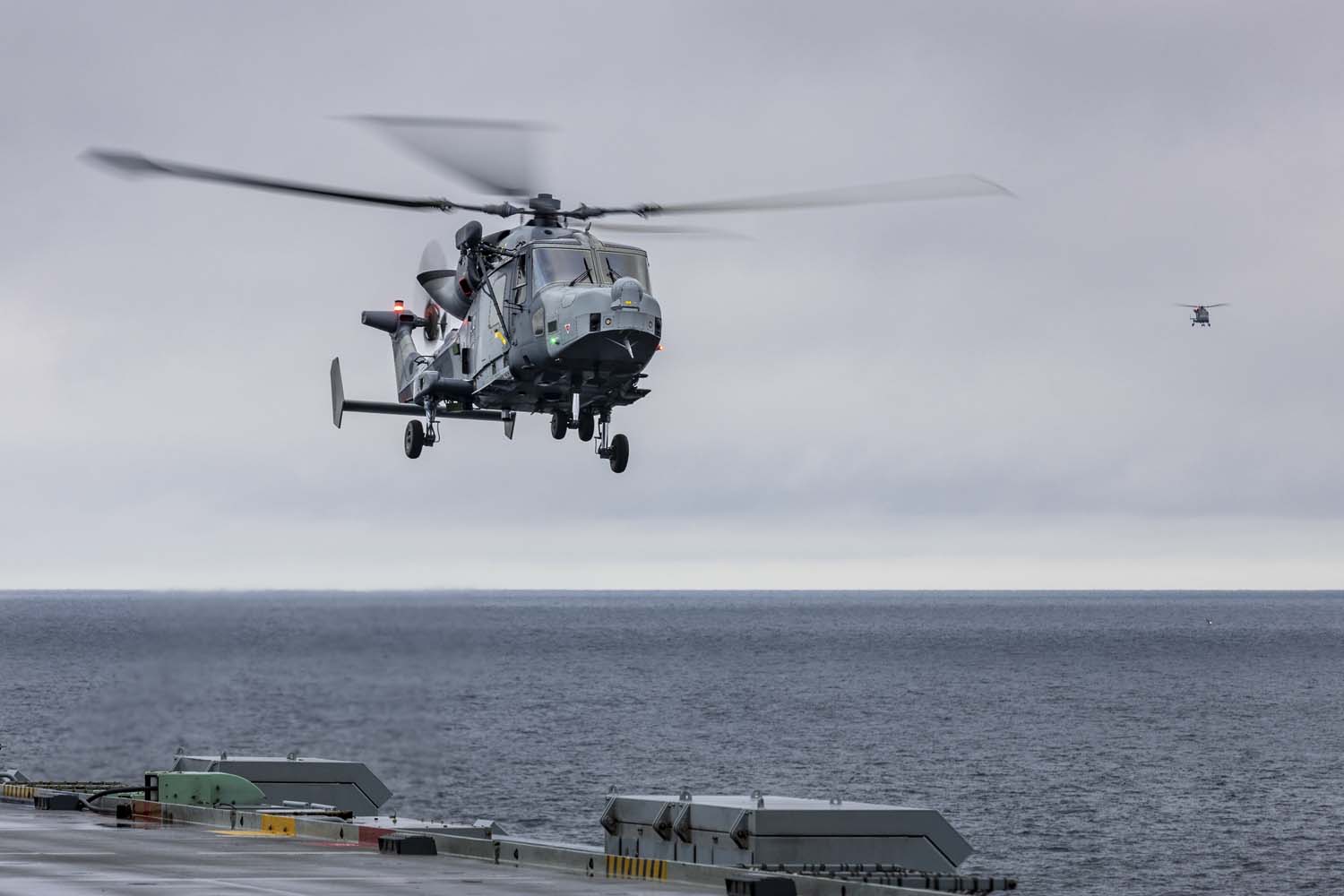 El portaaviones insignia HMS Queen Elizabeth, que transporta cazas de quinta generación F-35 Lightning II, llevó a cabo con éxito una serie de misiones de ataque simuladas frente a las costas de Noruega.-6
