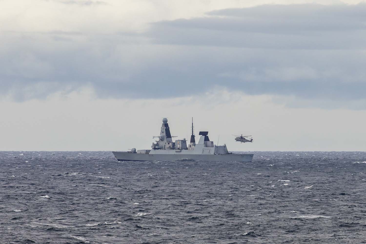 El portaaviones insignia HMS Queen Elizabeth, que transporta cazas de quinta generación F-35 Lightning II, llevó a cabo con éxito una serie de misiones de ataque simuladas frente a las costas de Noruega.-7