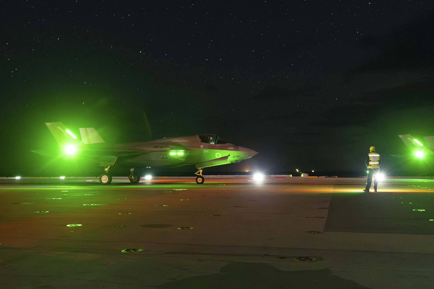 El portaaviones insignia HMS Queen Elizabeth, que transporta cazas de quinta generación F-35 Lightning II, llevó a cabo con éxito una serie de misiones de ataque simuladas frente a las costas de Noruega.-8