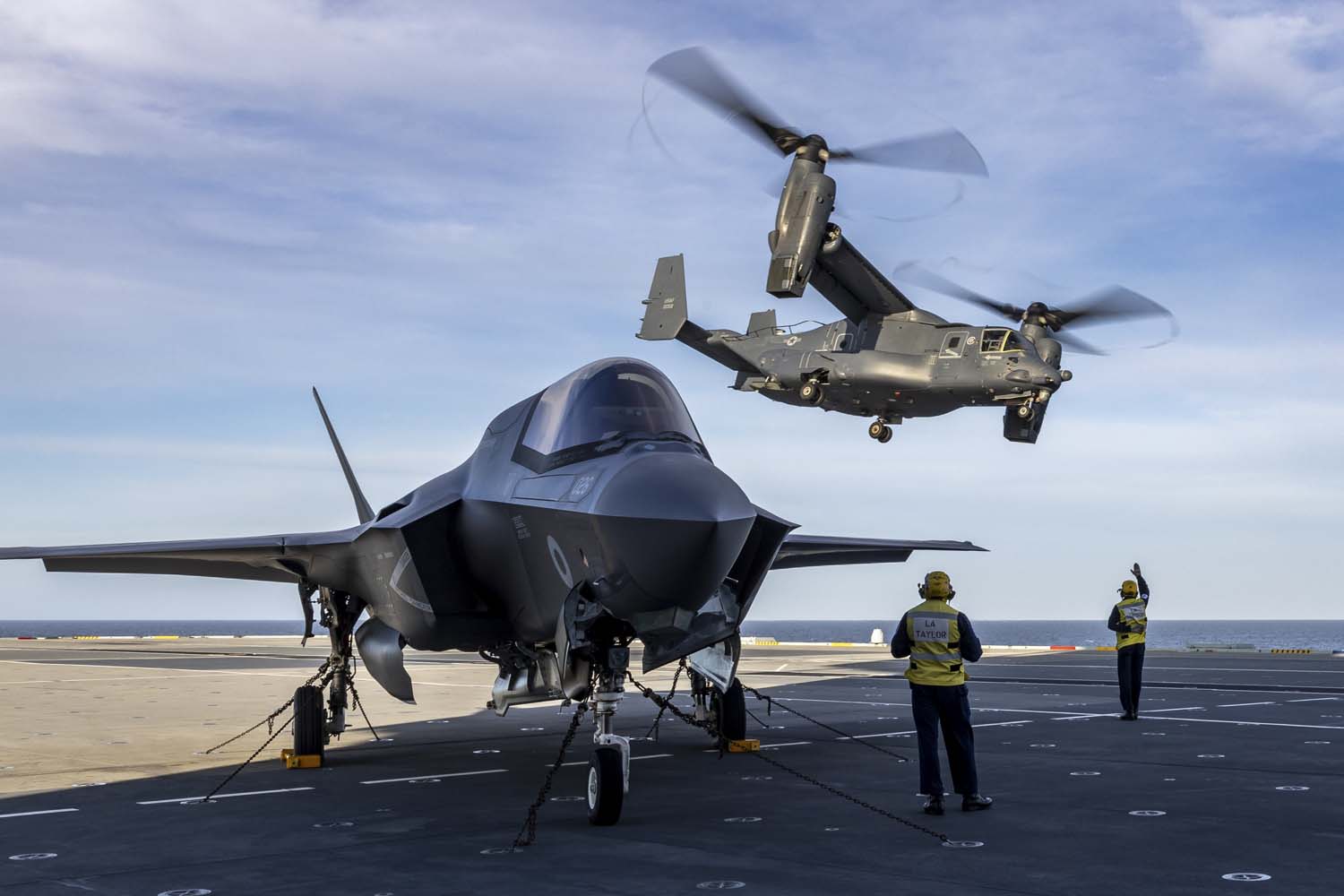 El portaaviones insignia HMS Queen Elizabeth, que transporta cazas de quinta generación F-35 Lightning II, llevó a cabo con éxito una serie de misiones de ataque simuladas frente a las costas de Noruega.-10