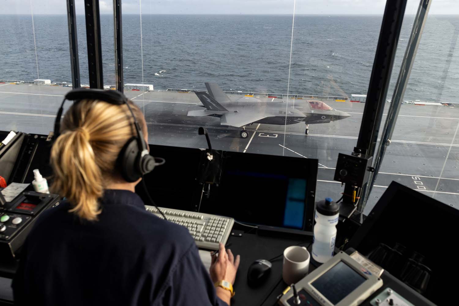 El portaaviones insignia HMS Queen Elizabeth, que transporta cazas de quinta generación F-35 Lightning II, llevó a cabo con éxito una serie de misiones de ataque simuladas frente a las costas de Noruega.-11