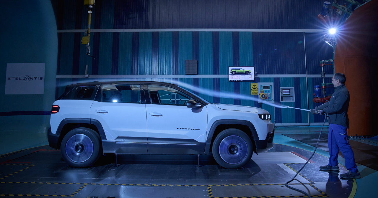 El nuevo Jeep Compass en un túnel de viento. El nuevo Jeep Compass en un túnel de viento.