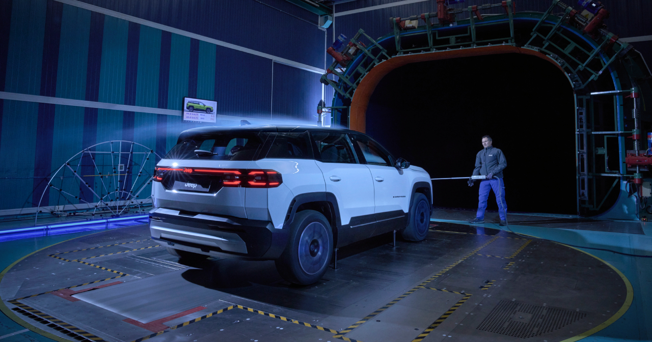 El nuevo Jeep Compass en un túnel de viento. El nuevo Jeep Compass en un túnel de viento.