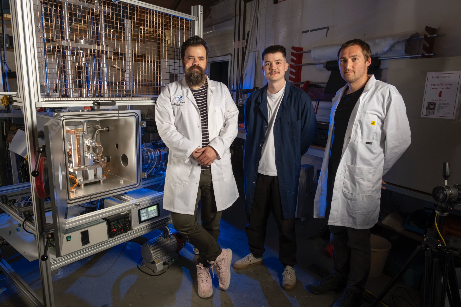 Doctor Gilles Bailet, Matthew Deans y Charlie Patterson con la instalación de prueba NextSpace TestRig
