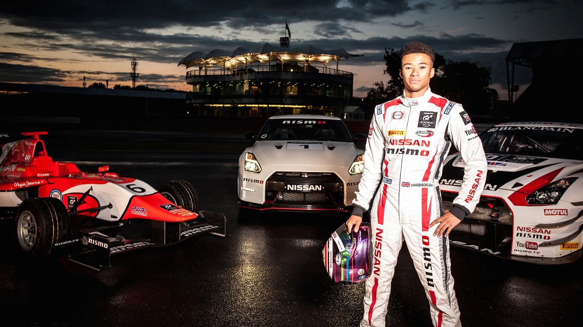 Sony desveló el primer teaser de la película sobre la franquicia de carreras Gran Turismo con imágenes del rodaje y comentarios de los actores y especialistas Sony desveló el primer teaser de la película sobre la franquicia de carreras Gran Turismo con imágenes del rodaje y comentarios de los actores y especialistas