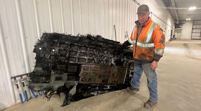 "Regalo" del cielo: un granjero canadiense encontró en su campo un trozo de 40 kilos de basura espacial, probablemente los restos de un cohete de SpaceX-3 "Regalo" del cielo: un granjero canadiense encontró en su campo un trozo de 40 kilos de basura espacial, probablemente los restos de un cohete de SpaceX-3