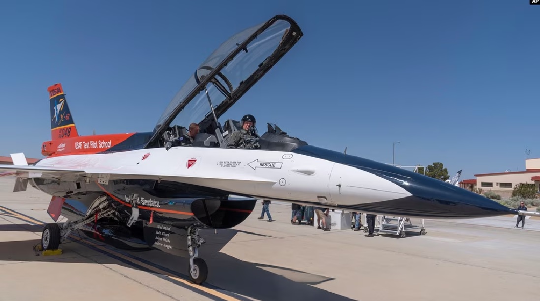 Inteligencia artificial a los mandos de un caza: las Fuerzas Aéreas de EE.UU. han informado del éxito de una prueba del avión no tripulado X-62A VISTA, basado en un F-16. Inteligencia artificial a los mandos de un caza: las Fuerzas Aéreas de EE.UU. han informado del éxito de una prueba del avión no tripulado X-62A VISTA, basado en un F-16.