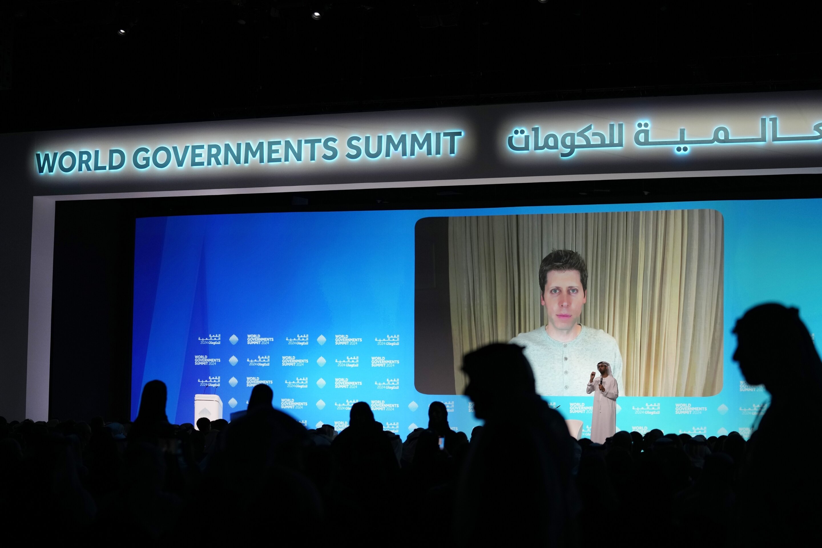 El director de OpenAI ha advertido de los peligros de los "prejuicios sociales" en la adopción de la IA.